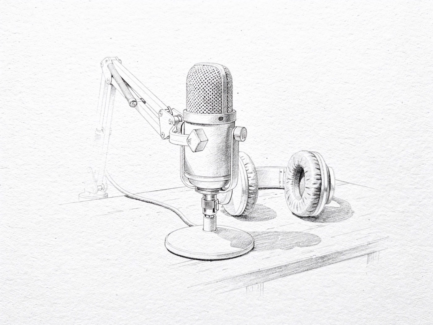 Un microphone de studio et un casque posé à côté, croquis au crayon